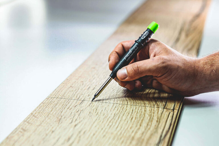 Pica Dry Longlife Automatic Pencil mit Schreinermine Härte H markiert auf Holz