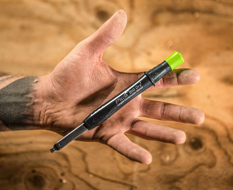 Pica BIG Suchy stolarski ołówek mechaniczny leżący w dłoni rzemieślnika