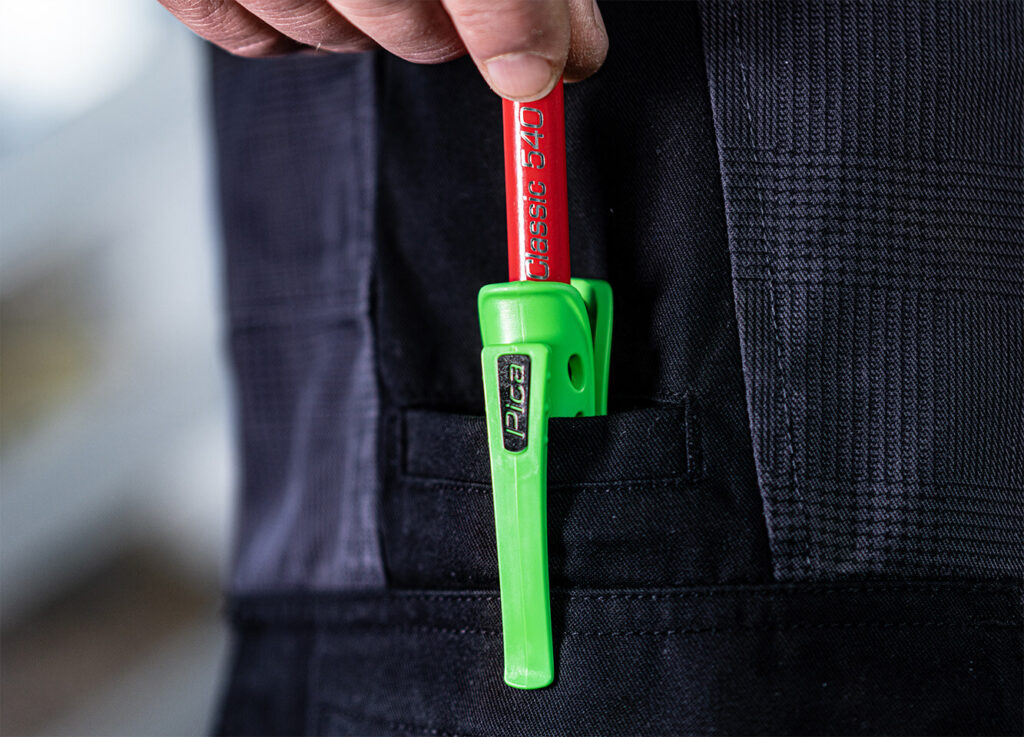 Pica Faretra tascabile e coltello in una tasca dei pantaloni con matita da falegname 2H